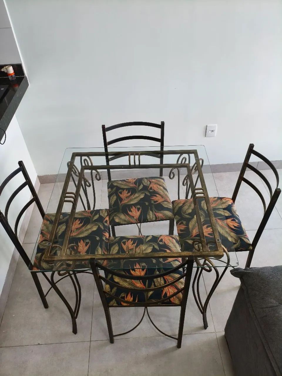 Mesa de ferro com 4 cadeiras almofadadas - Foto 2