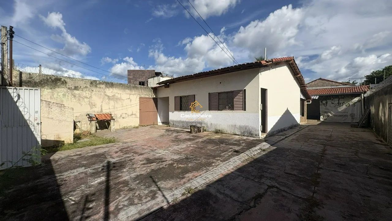 Casa com Edícula - 02 Quartos - Plano Diretor Sul
