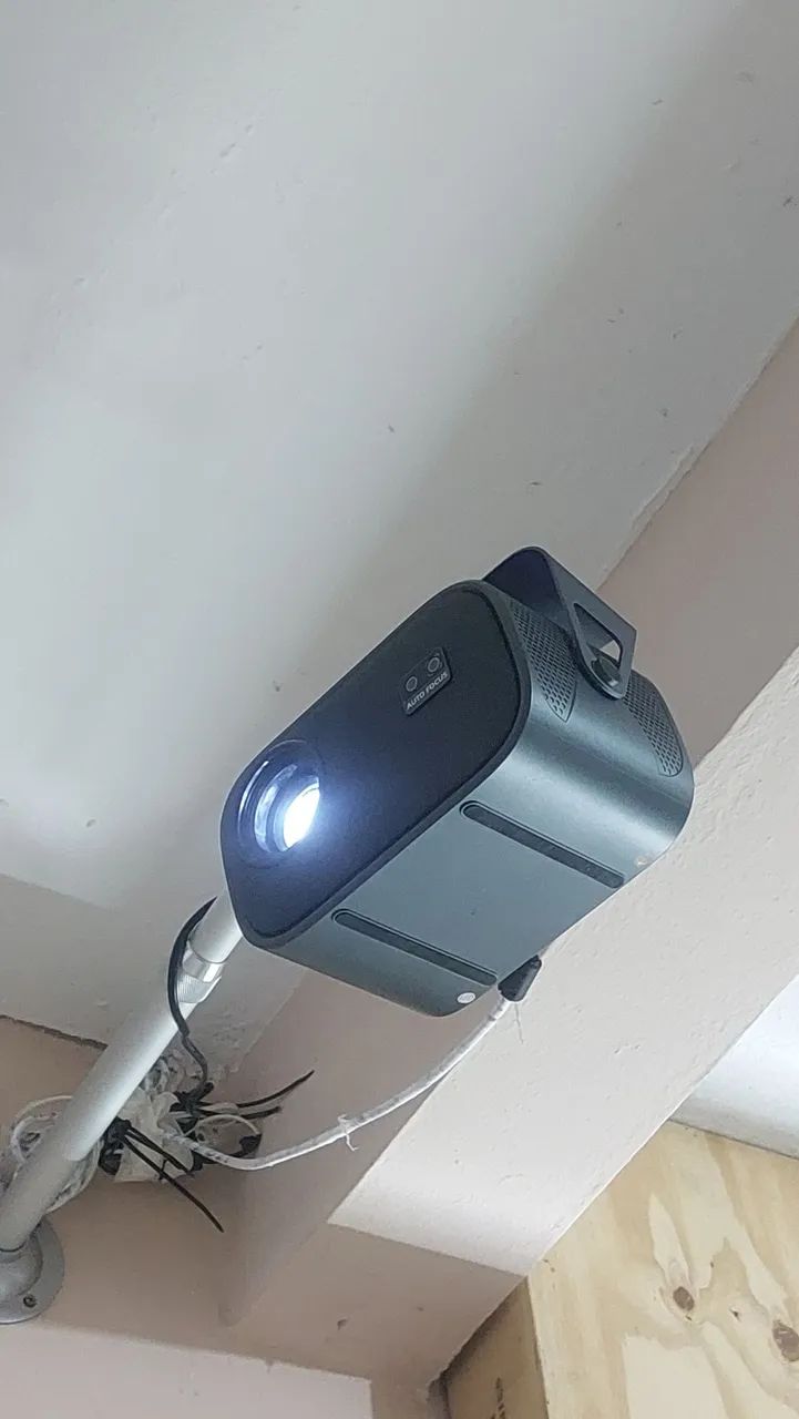 Projector with Retractable Screen402625279254210561