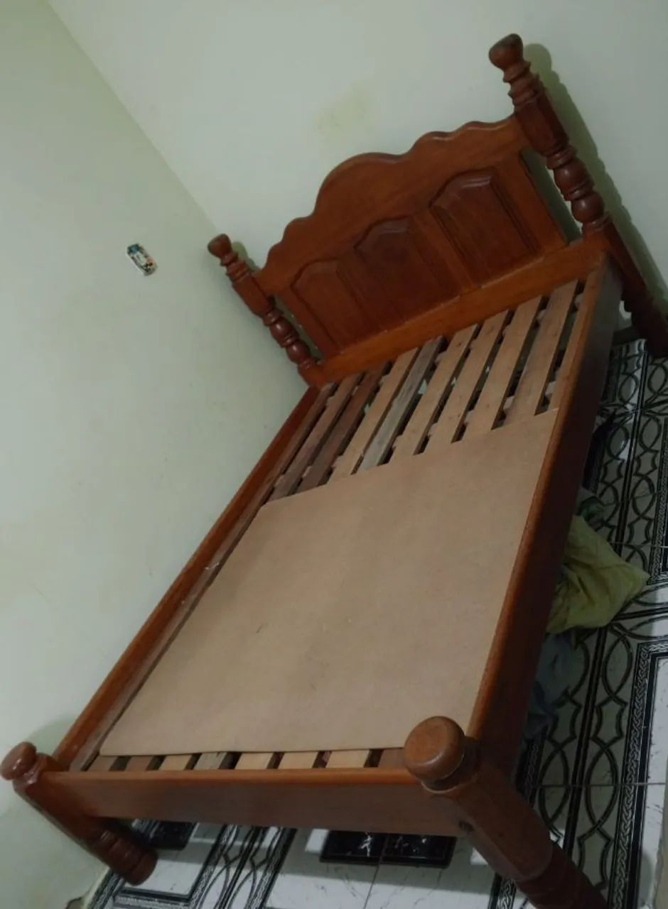 Vendo cama de casal de madeira  - Foto 5