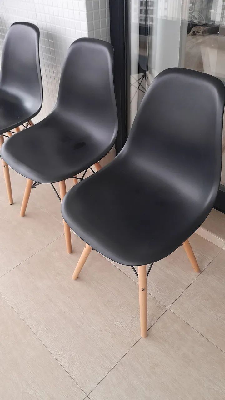 Cadeira preta design com pés de madeira - Foto 2