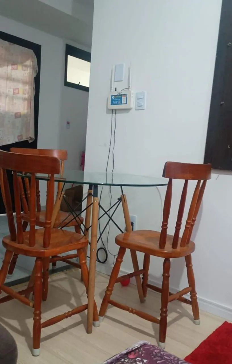 Mesa de Vidro Redonda + 3 Cadeiras