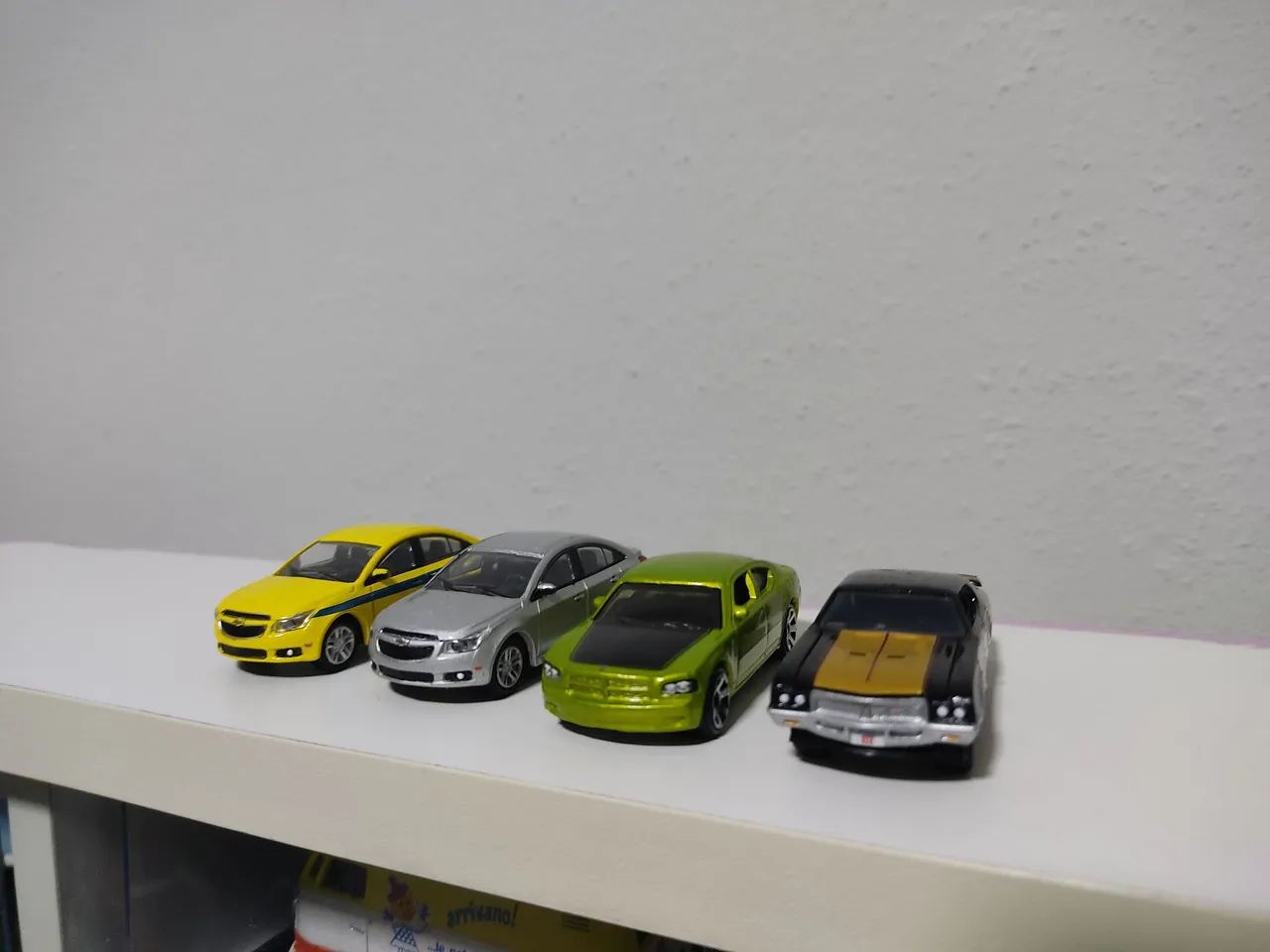 LOTE COM QUATRO MINIATURAS DE CARROS(LEIA)