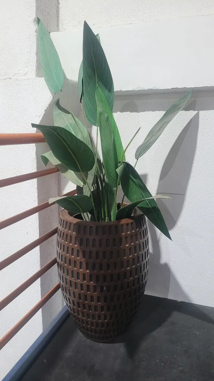 vaso com planta artificial