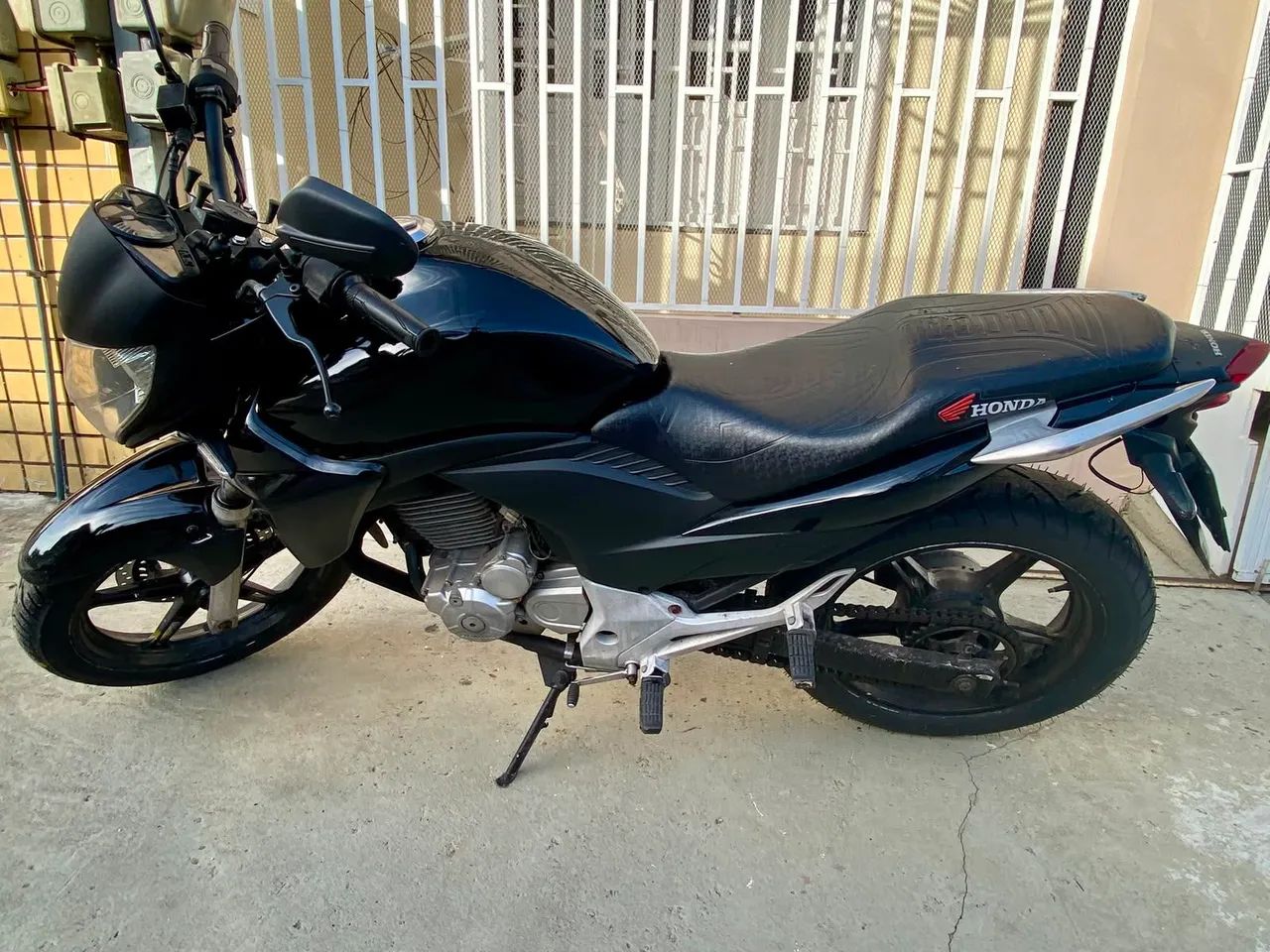 CB 300R revisada, com  documentação  em  dia.