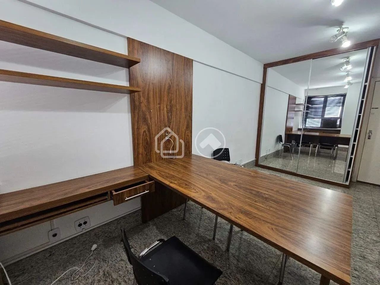 Sala para Venda com banheiro e vaga de Garagem - Foto 2