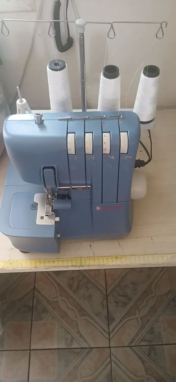 Máquina overlock singer 