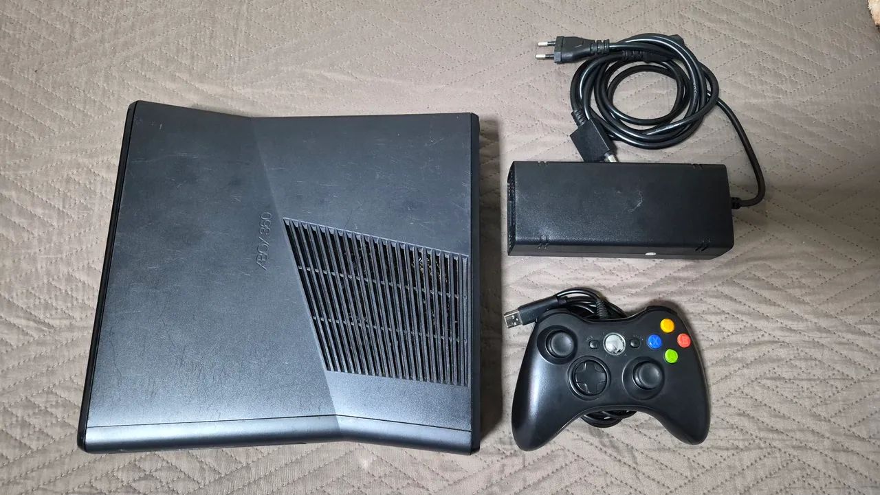 Xbox 360 Slim + 32 Jogos (GTA V, Red Dead, COD)