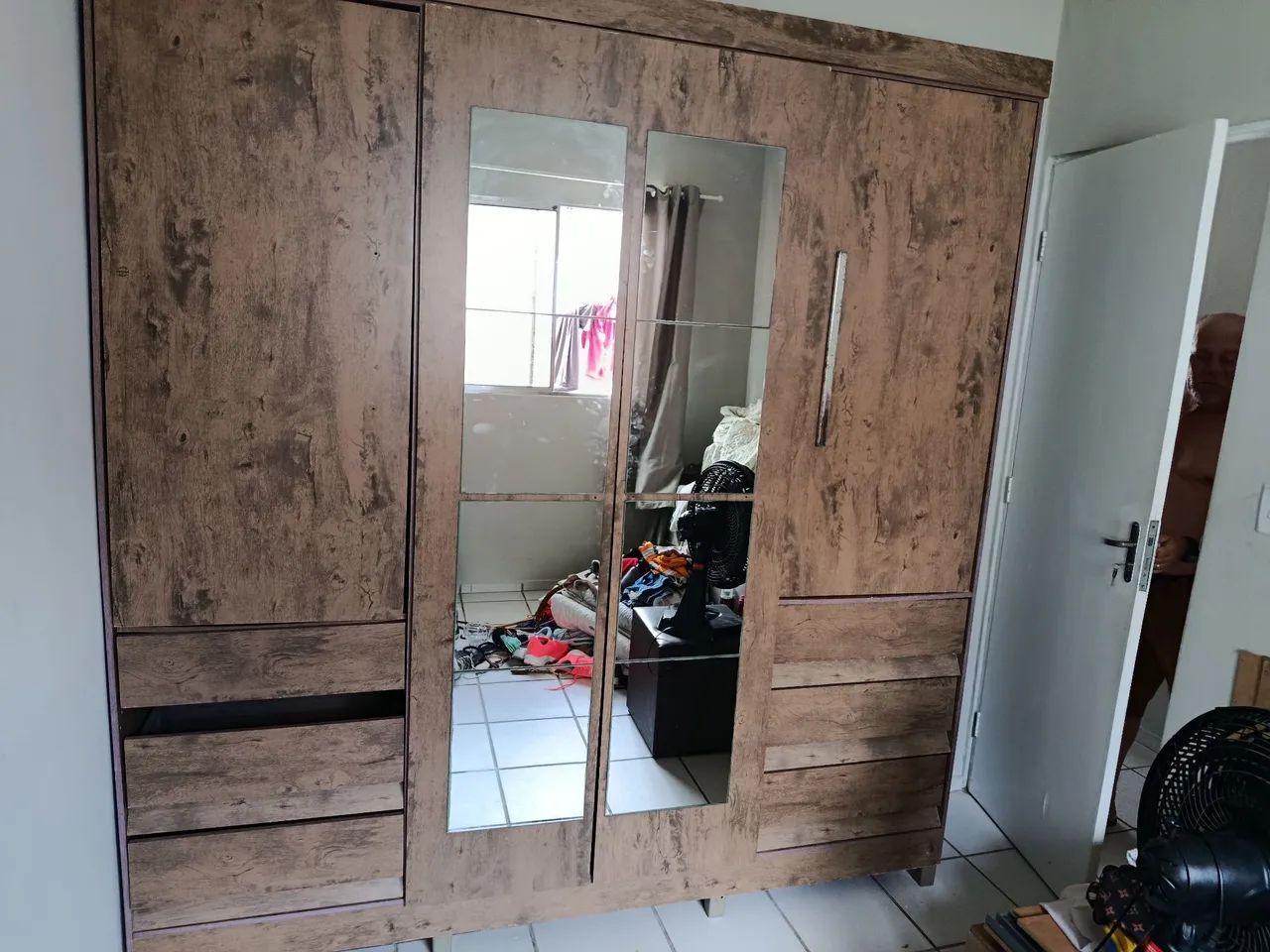 Guarda-roupa quatro cor com seis gavetas