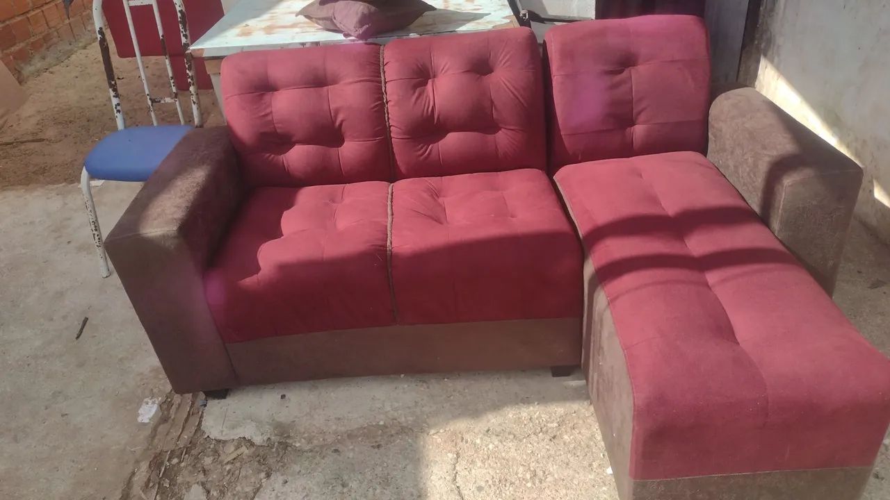 Vendo sofá chasea com duas almofadas 