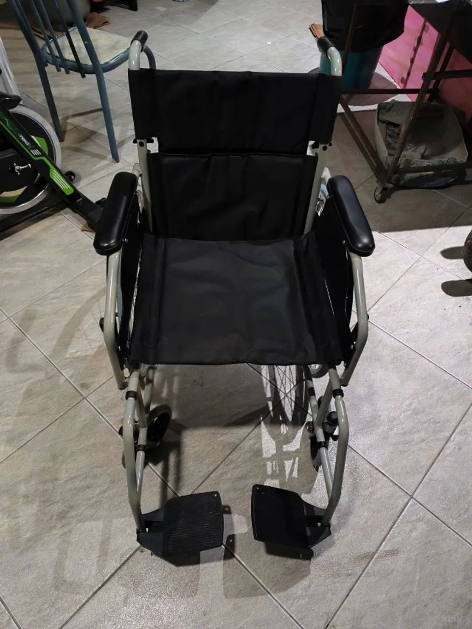 CADEIRA DE RODAS SEMI NOVA - Foto 5