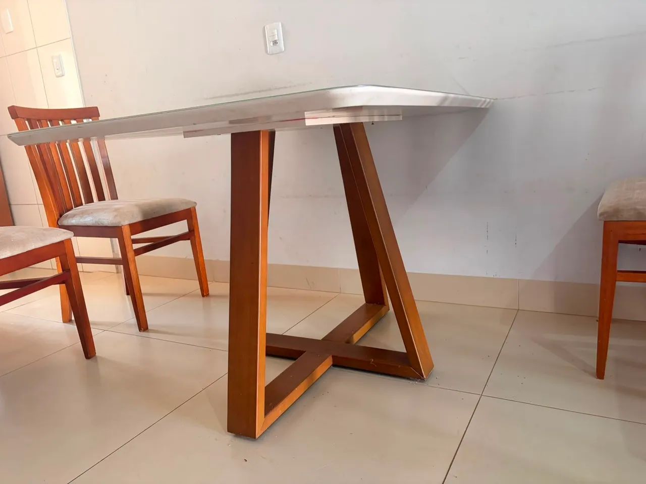 Mesa de madeira e vidro com 4 cadeiras  - Foto 2