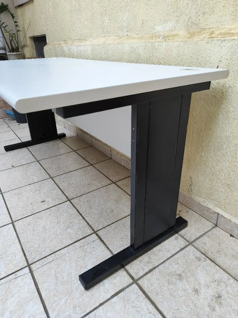 Mesa de Escritório Grande Retangular Branca com Pés de Ferro - 1,60m - Foto 5