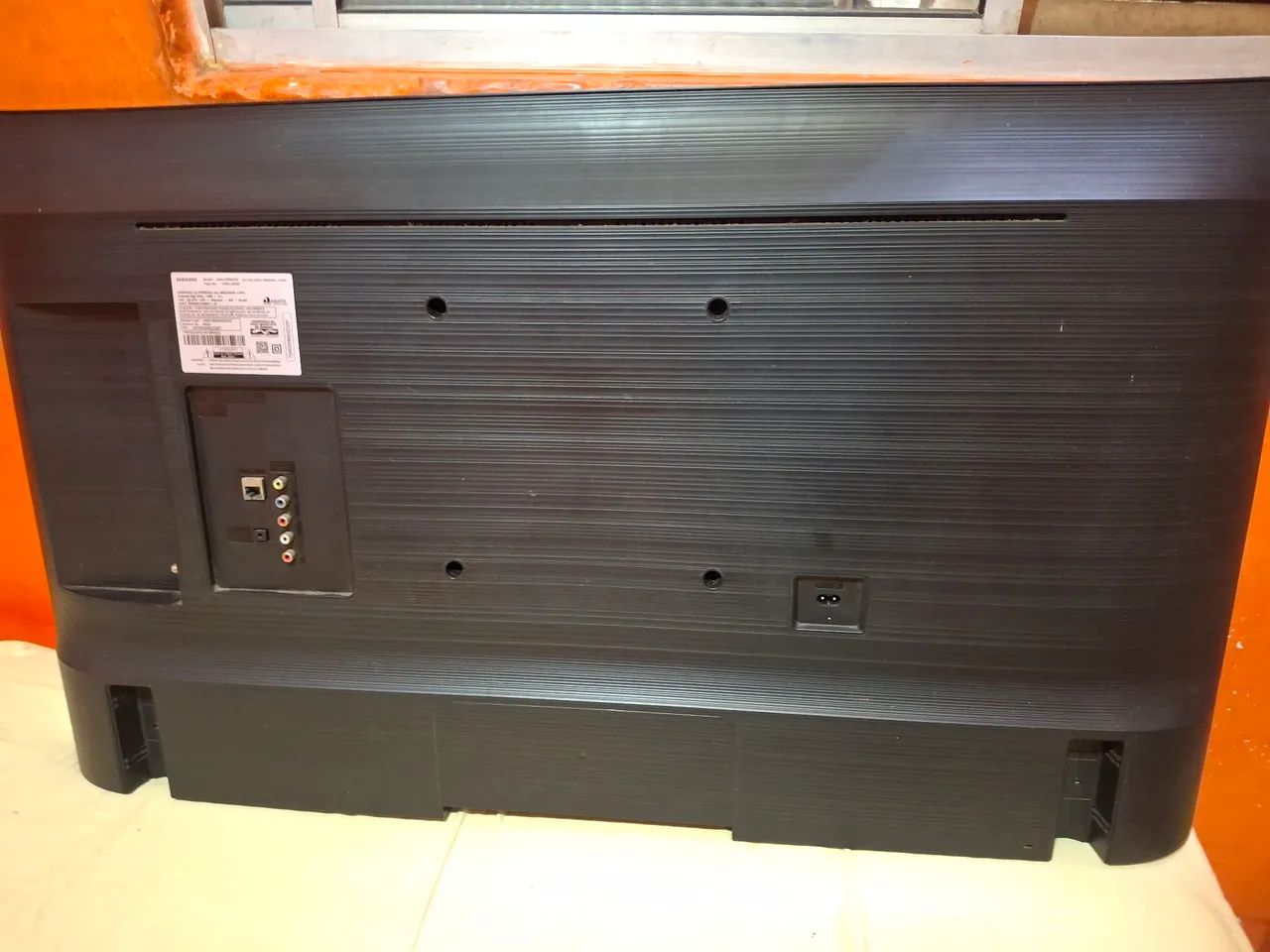 TV Samsung Smart LED 43" com Defeito no Backlight (Tem som mas sem imagem) Retirada Peças  - Foto 4