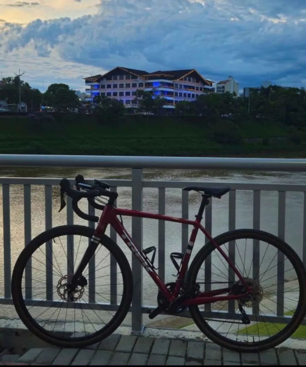 BICICLETA TREK CHECKPOINT 