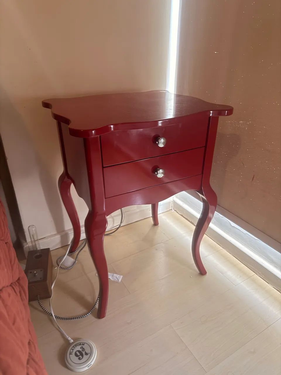 Mesa de cabeceira alta vermelha