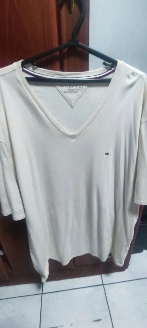Camisa em gola "V" da Tommy Hilfiger Plus Size (x2) - Foto 2