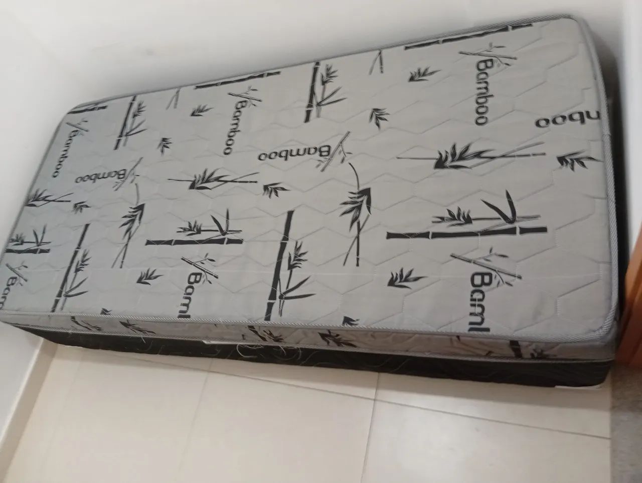 Base de cama solteiro com colchão embutido, nova igual a ZERO