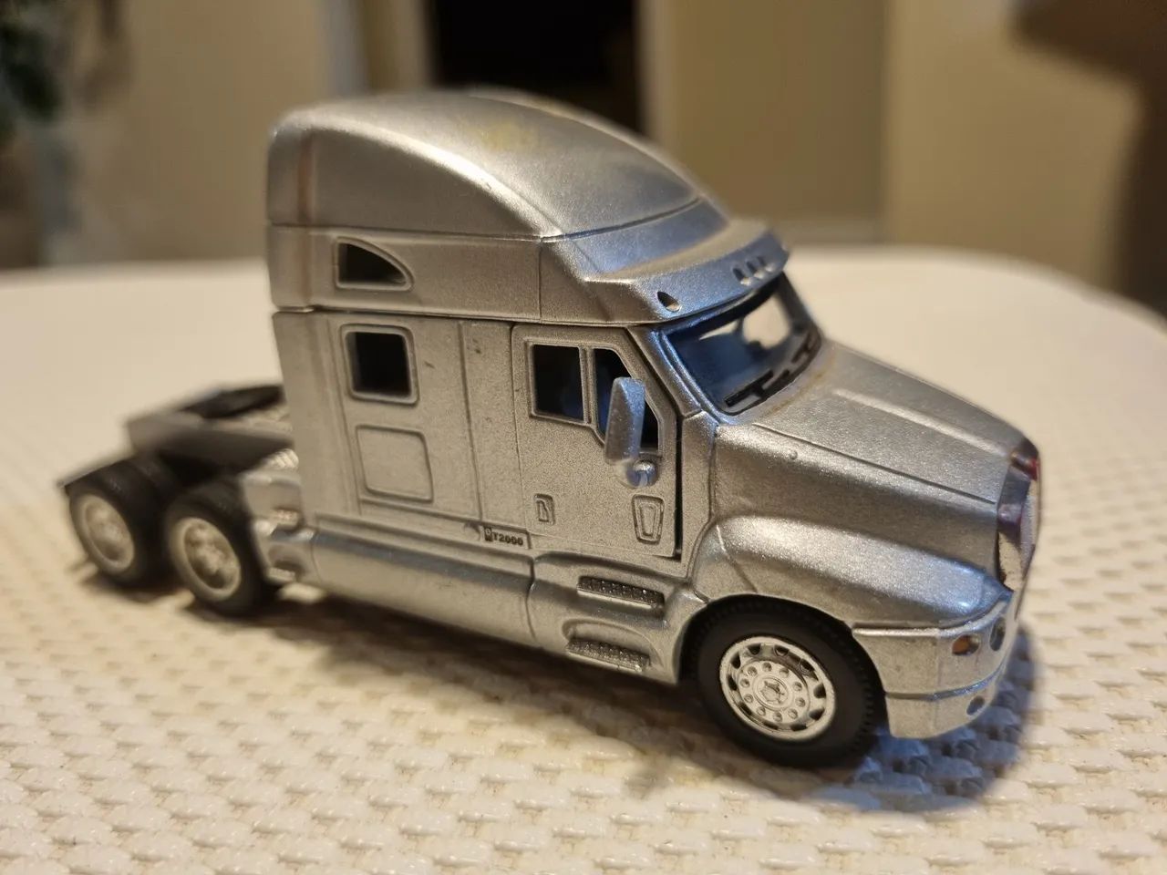 Miniatura Caminhão Kenworth T2000 Kinsmart Prata