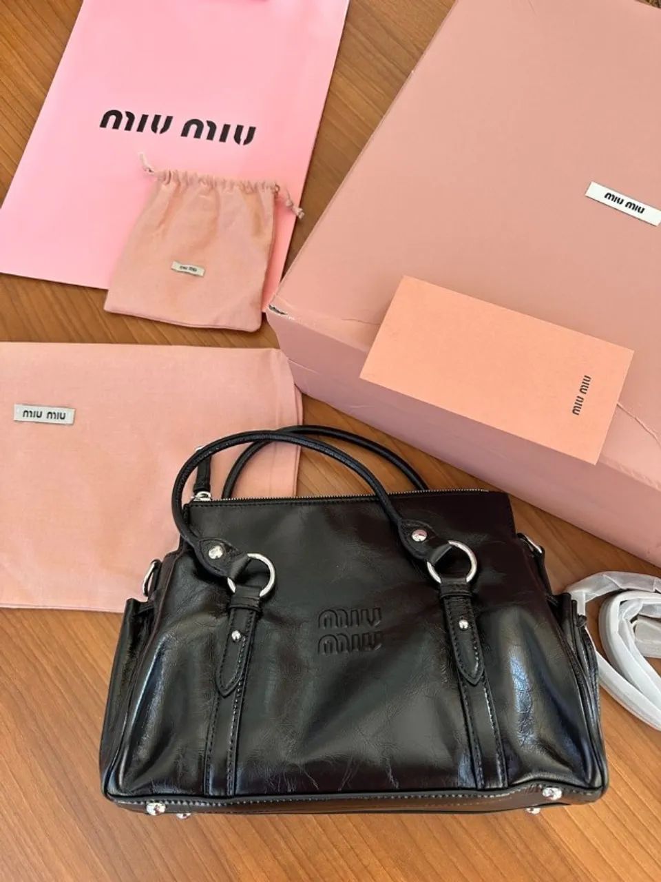 bolsa miu miu preta em couro de bezerro 100%, com acabamento sofisticado e logo gravado. p - Foto 5