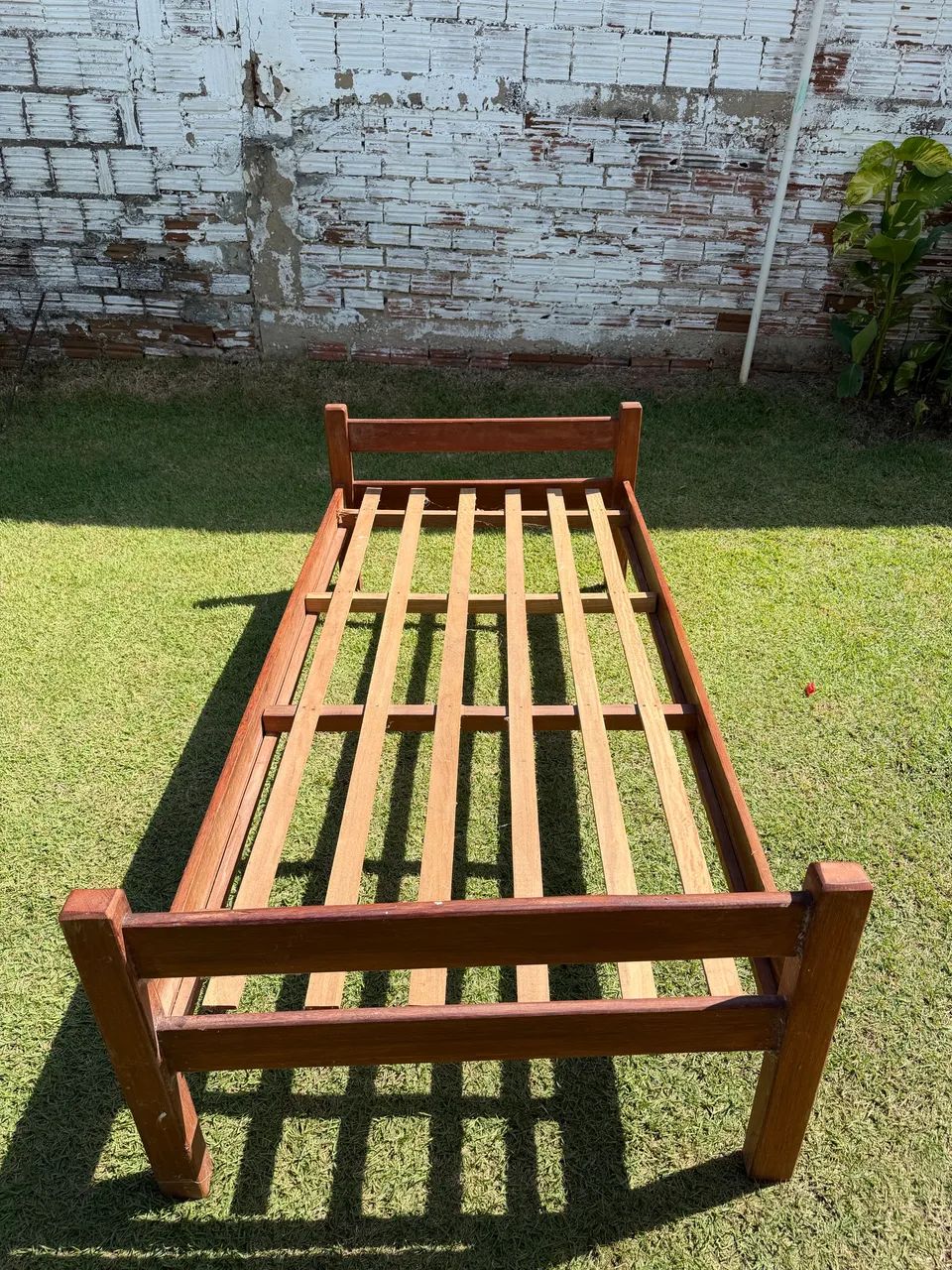 VENDO CAMA DE SOLTEIRO MADEIRA MACIÇA - Foto 3