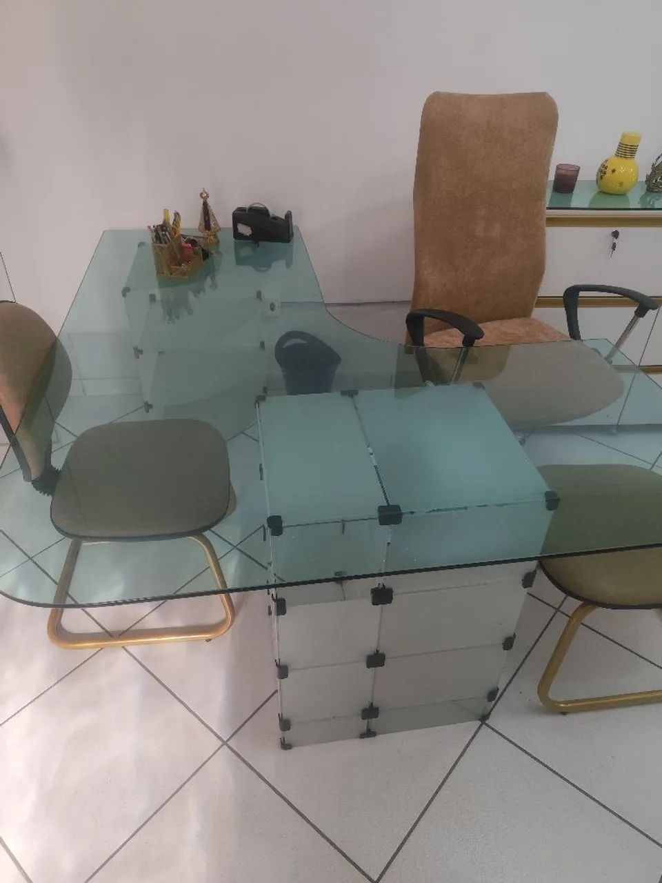 Vendo Mesa e cadeiras