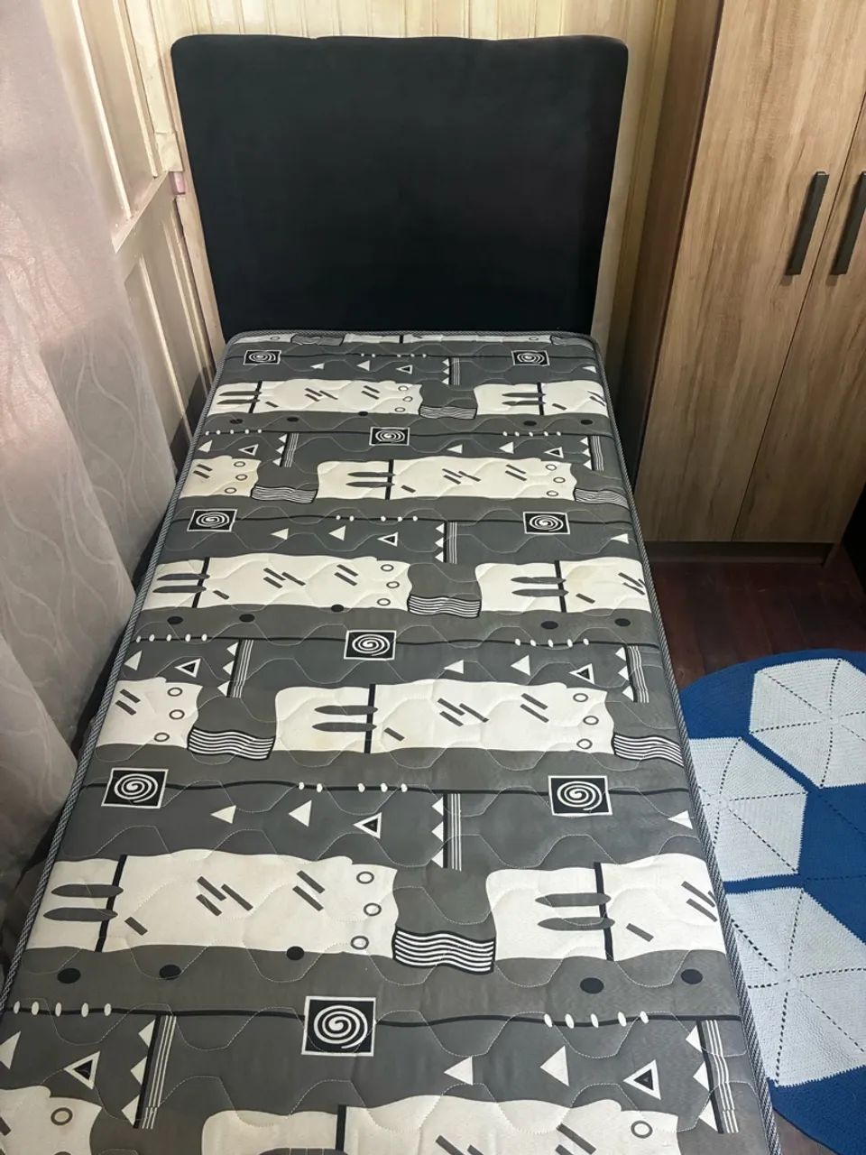 Cama de solteiro com colchão - seminova e bem conservada