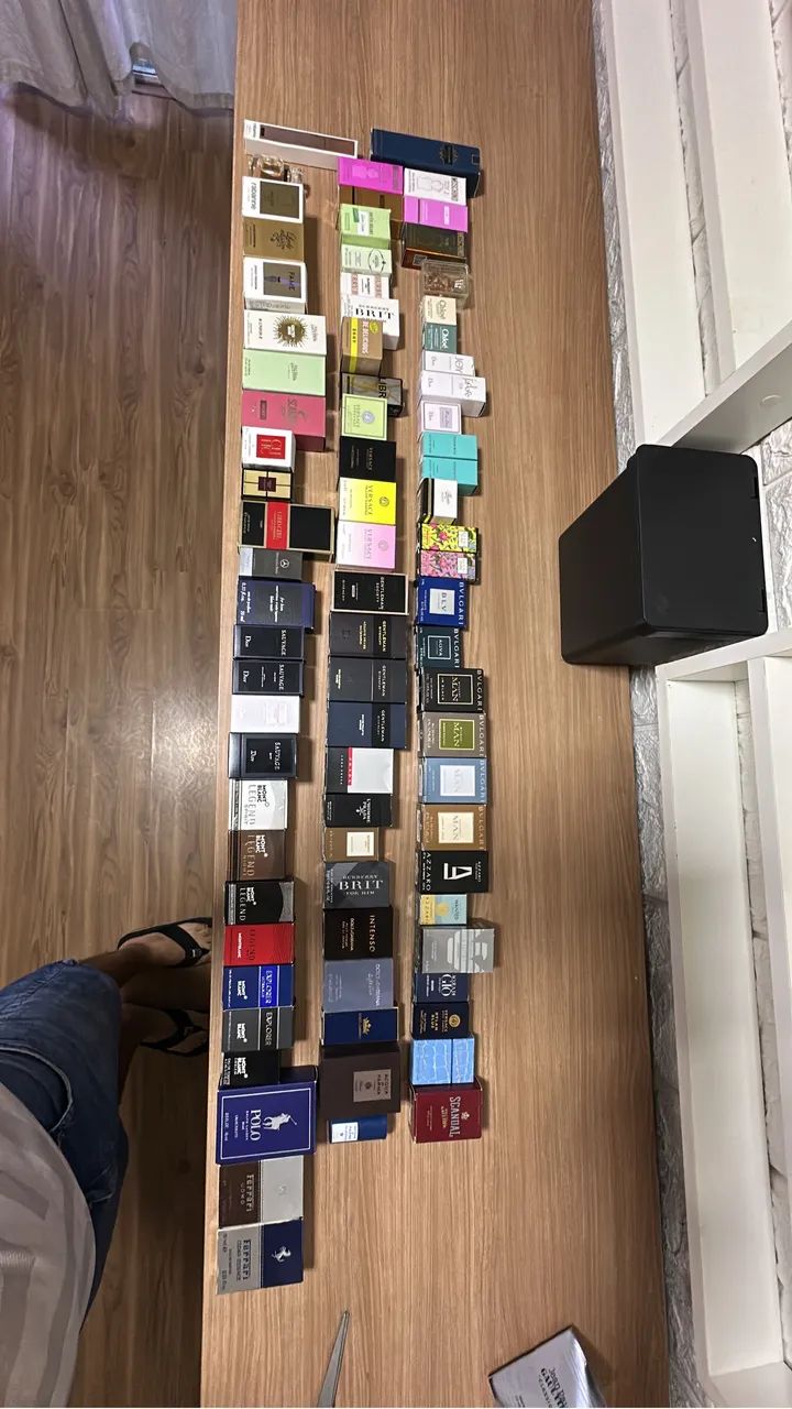 Lote com 80 perfumes miniaturas originais  - Foto 5