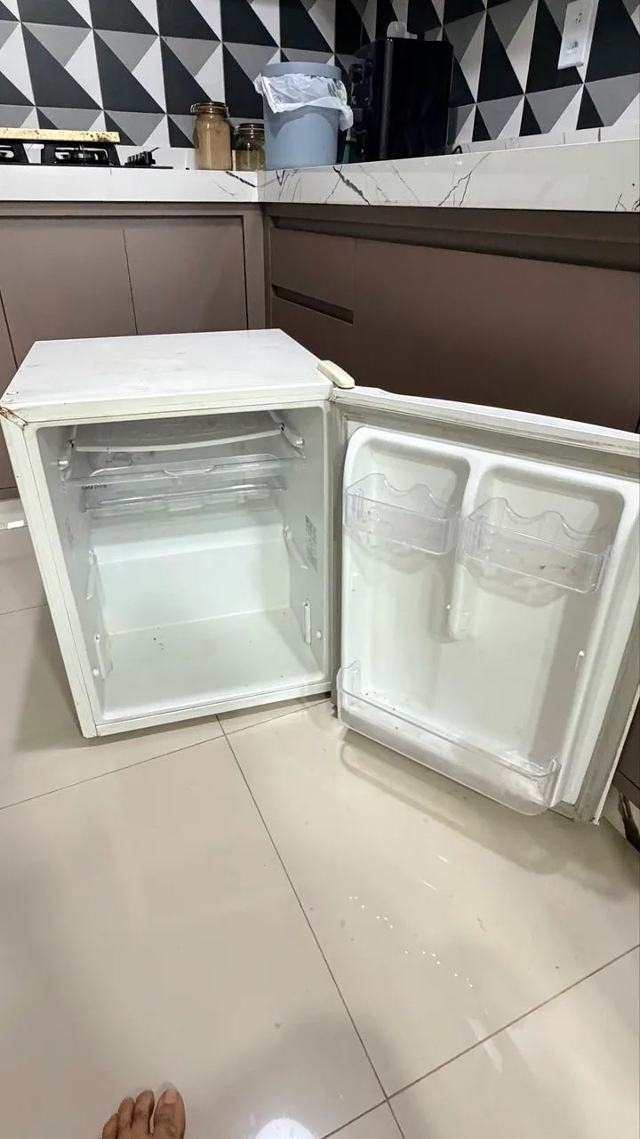 Frigobar Eletrolux 79L RE80 (usado) - Foto 2