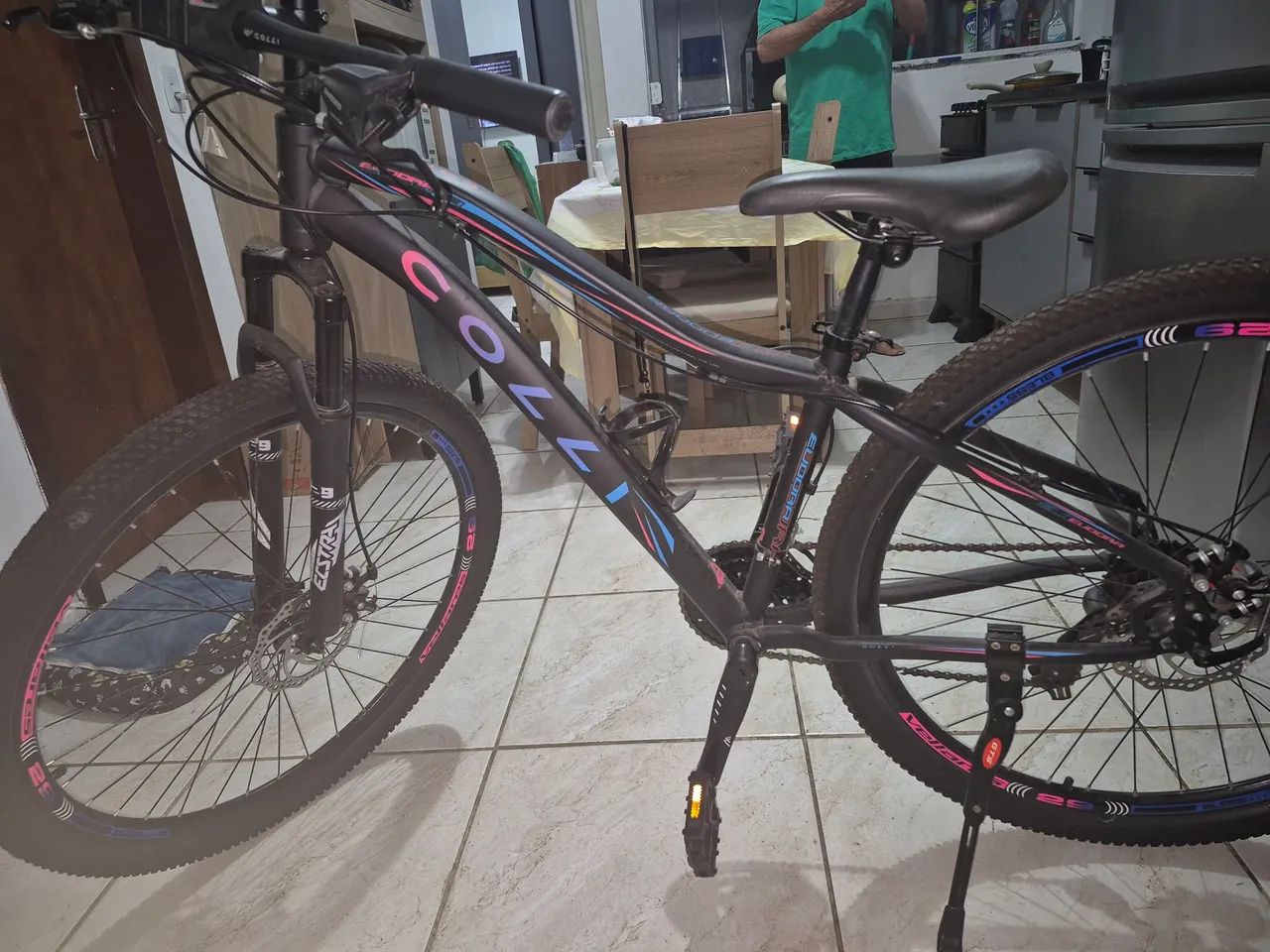 Uma bicicleta com marcha  - Foto 5