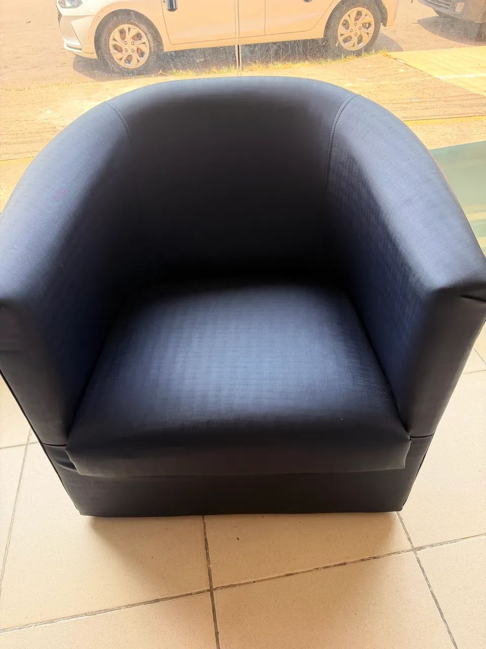 Vendo poltrona +mesa de manicure e carrinho auxiliar - Foto 3