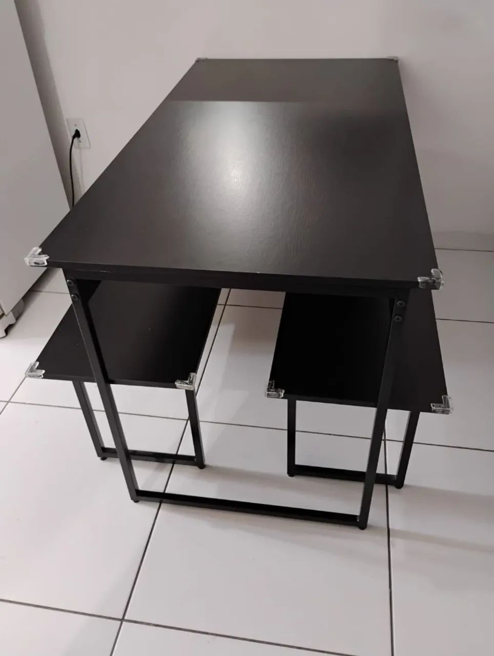Mesa com 2 bancos 