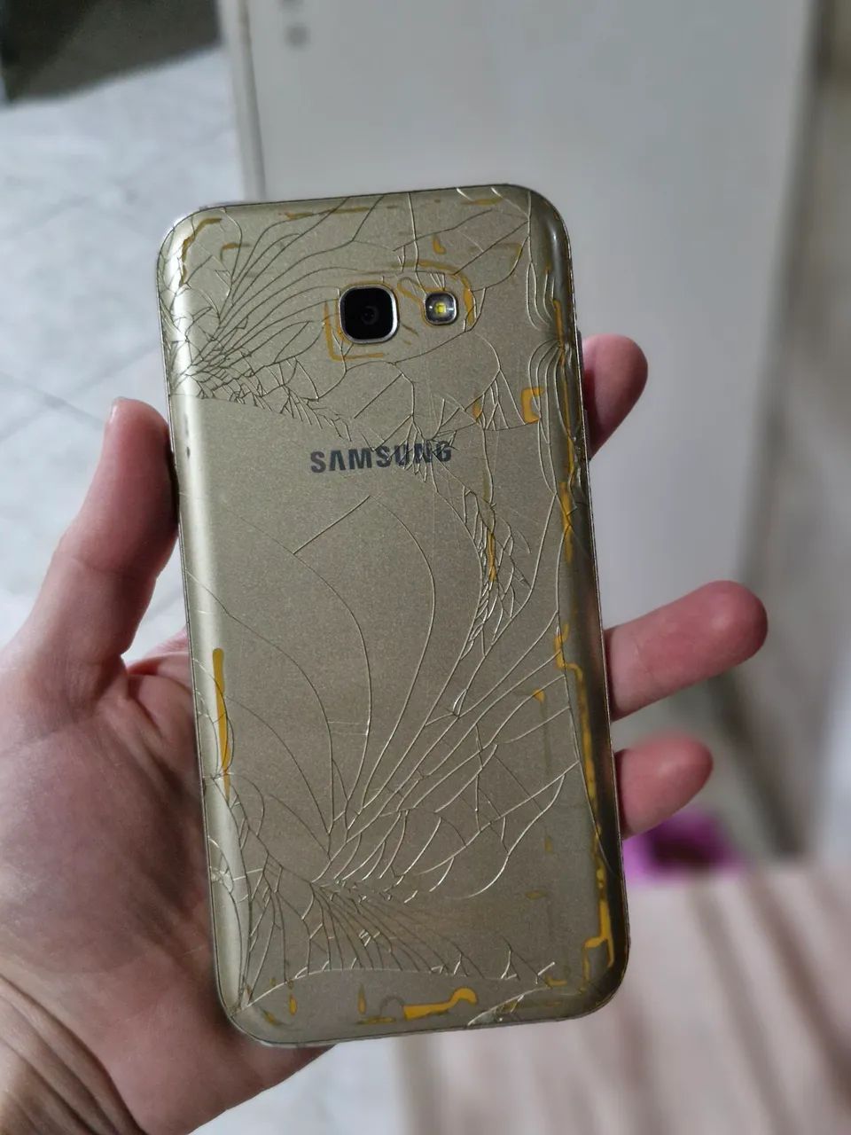 Samsung A7 Dourado - celular quebrado - Foto 2