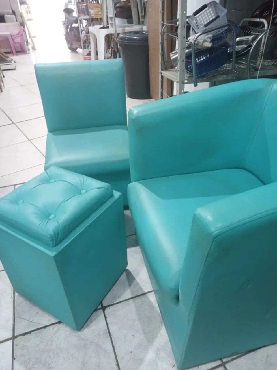 (Cód 049) Conjunto Pedicure com Poltranas e Puff tudo bem conservado 
