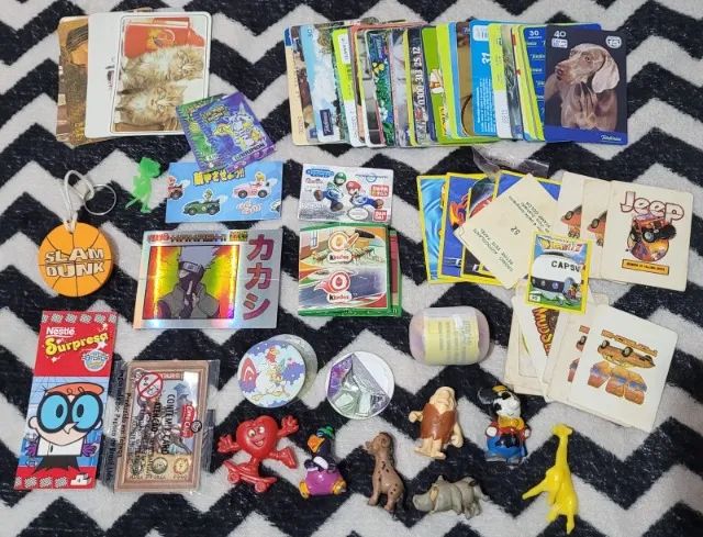 Lote de itens antigos brindes Elma Chips Kinder Ovo outros