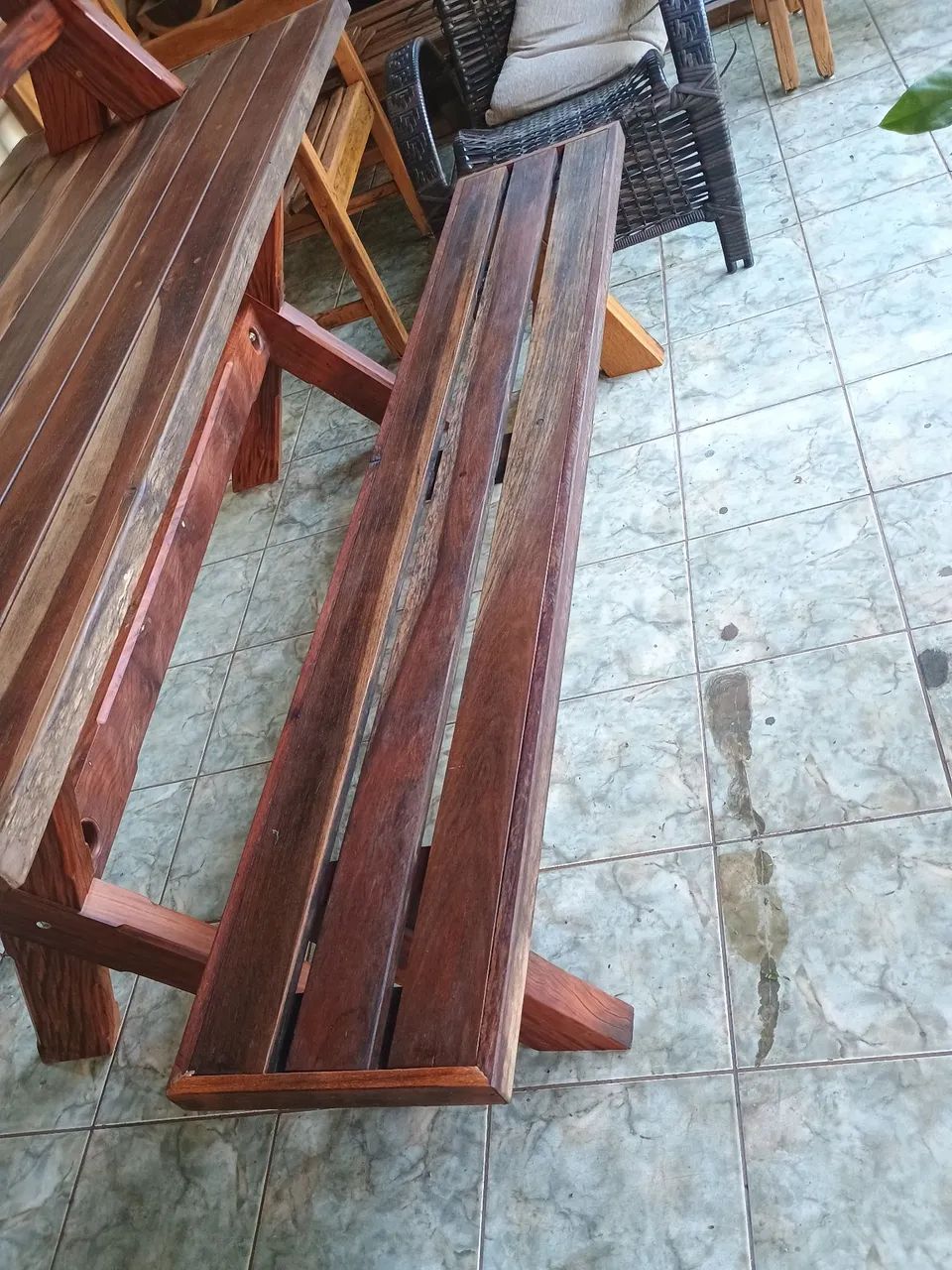 Mesa com dois bancos.1,92x80x78 - Foto 4