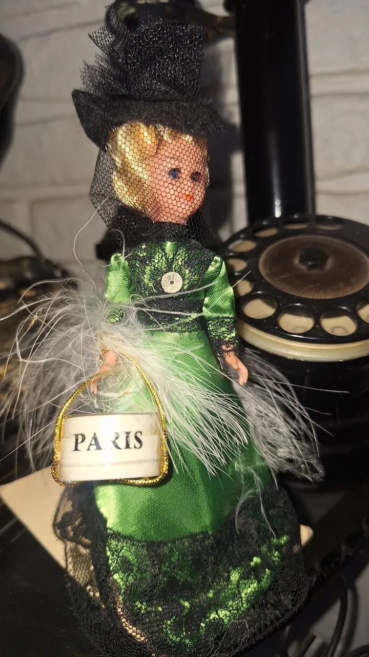 Boneca trajes típicos de Paris 1940 com 15cm