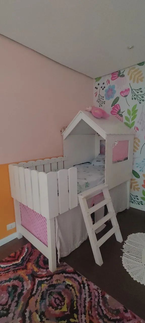 Cama de casinha com telhado, com espaço embaixo para cabaninha