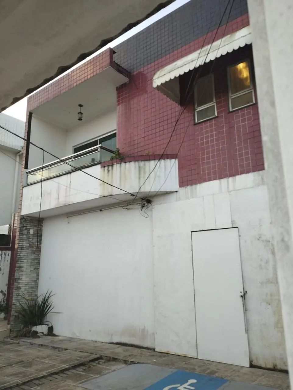 CASA PARA FINS COMERCIAIS, AMBIENTE COM SALA AMPLA. VARANDA, COZINHA. AREA DE SERVIÇO. WC 