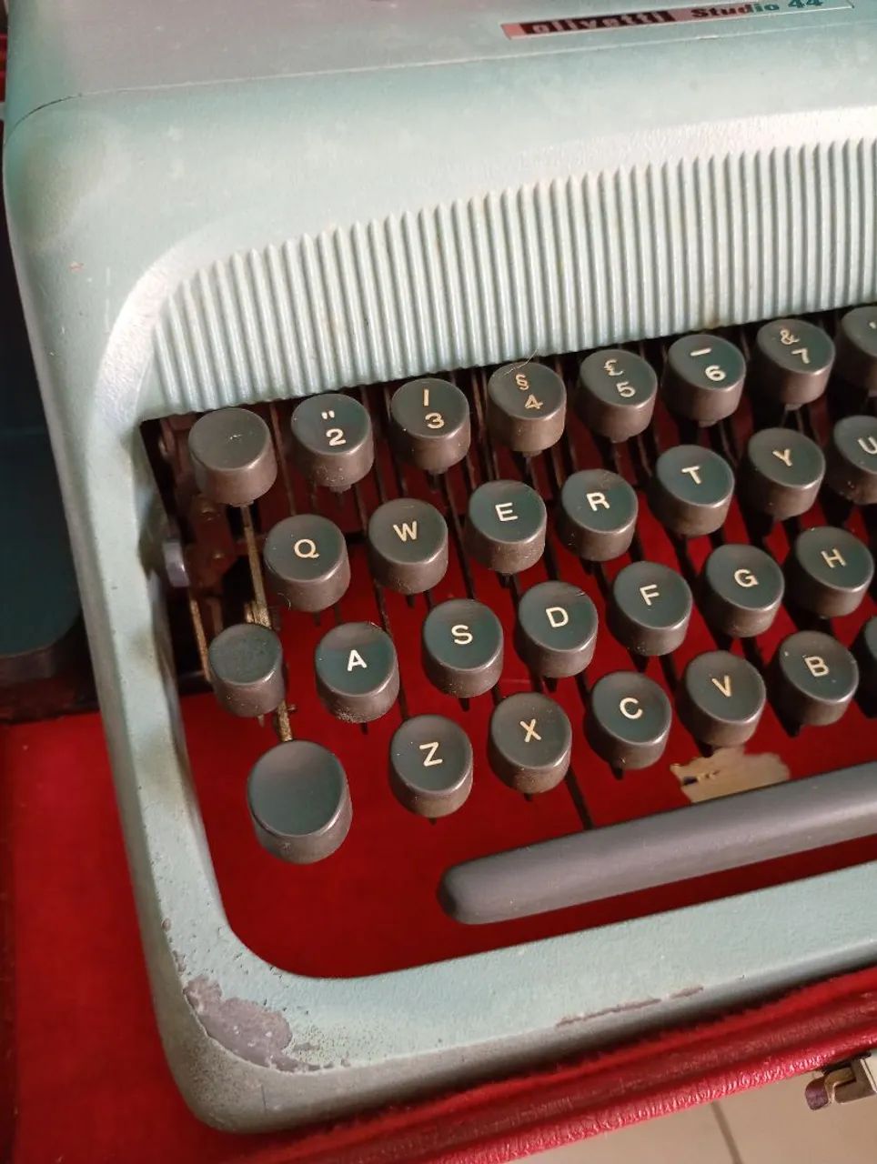 Máquina de Escrever Antiga Olivetti Studio 44 - Década de 1950 - Foto 3