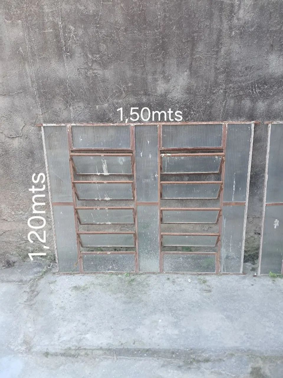 Conjunto de Janela Basculante e Grades de Ferro