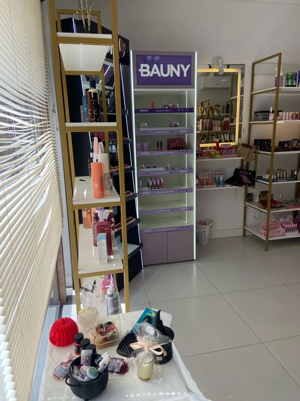 Vende-se loja completa com. móveis e mercadoria  - Foto 4