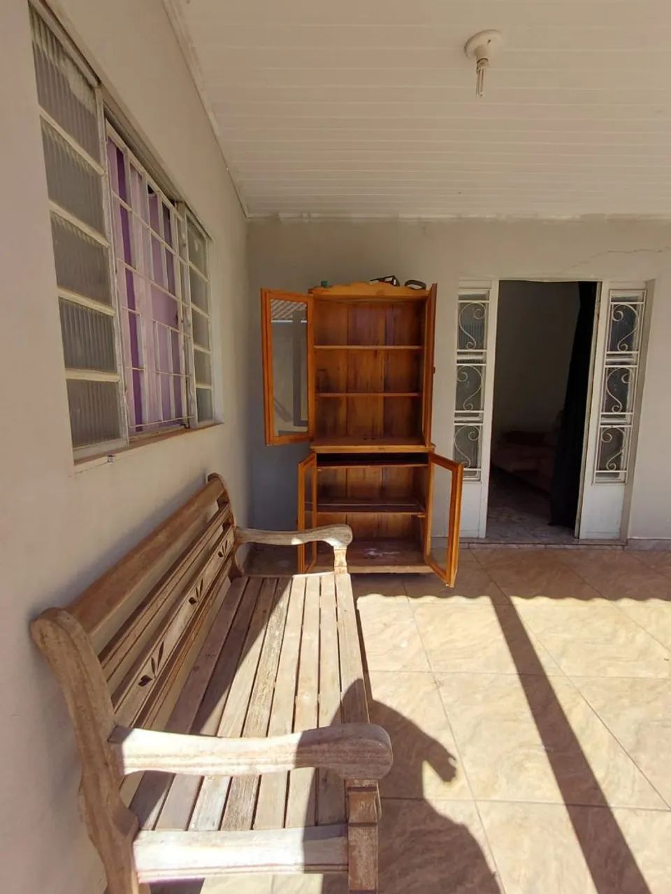 Vende-se  Armário e Banco de Madeira Maciça 