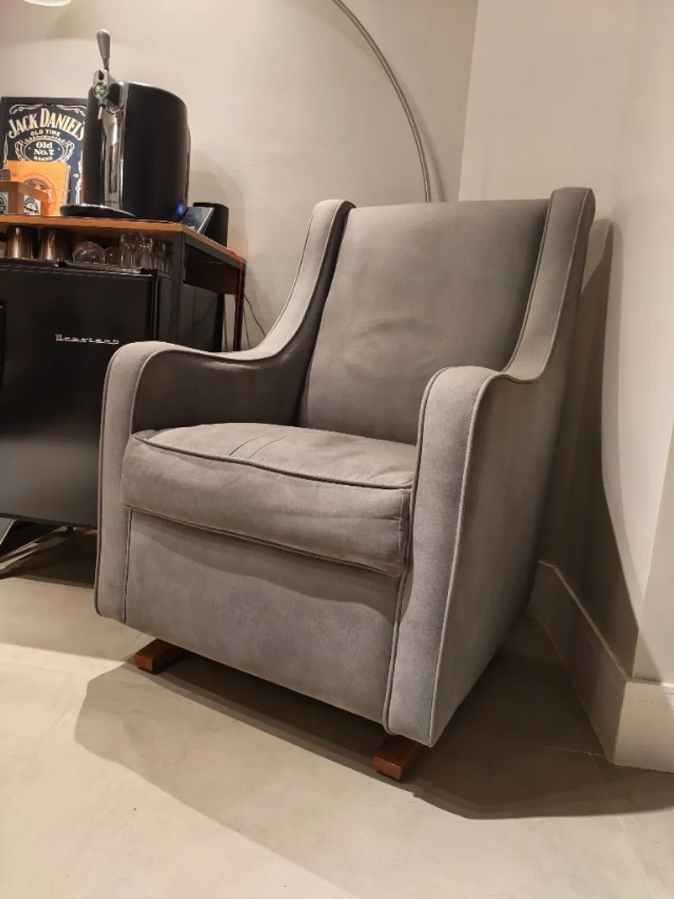 Poltrona decorativa amamentação balanço com molas linho cinza com puff, frete  comprador