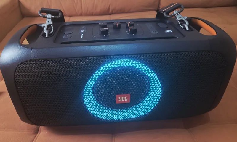 Som JBL Partybox On-the-Go Essential, 100W, Bluetooth, Bateria 12h, Alça, Novíss, NF, Gar 