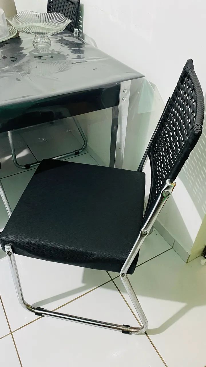 Conjunto mesa preta + 4 cadeiras, semi-novo e bem conservado. - Foto 4