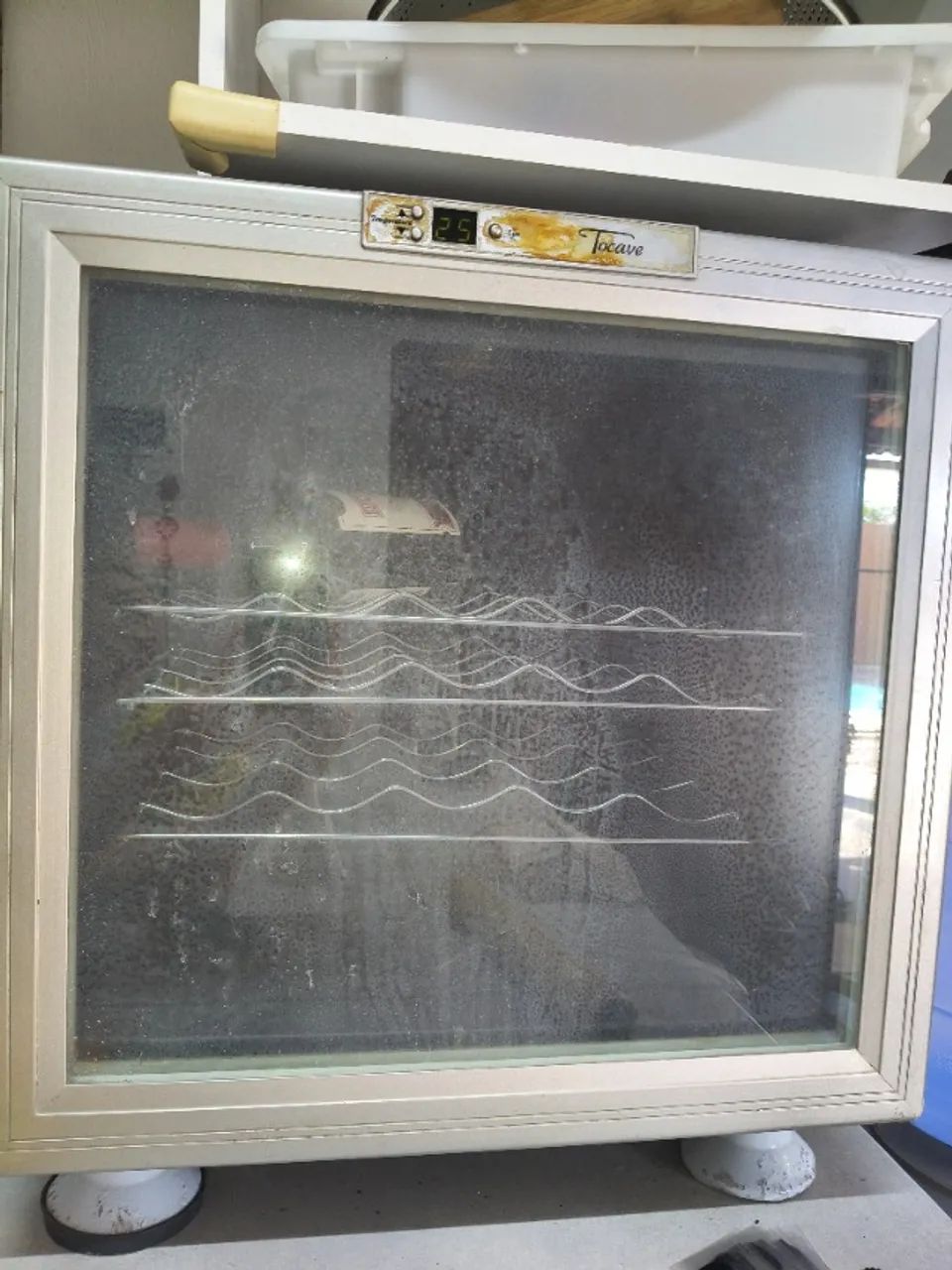 Adega Tocave, 220v, tomada 2 pinos