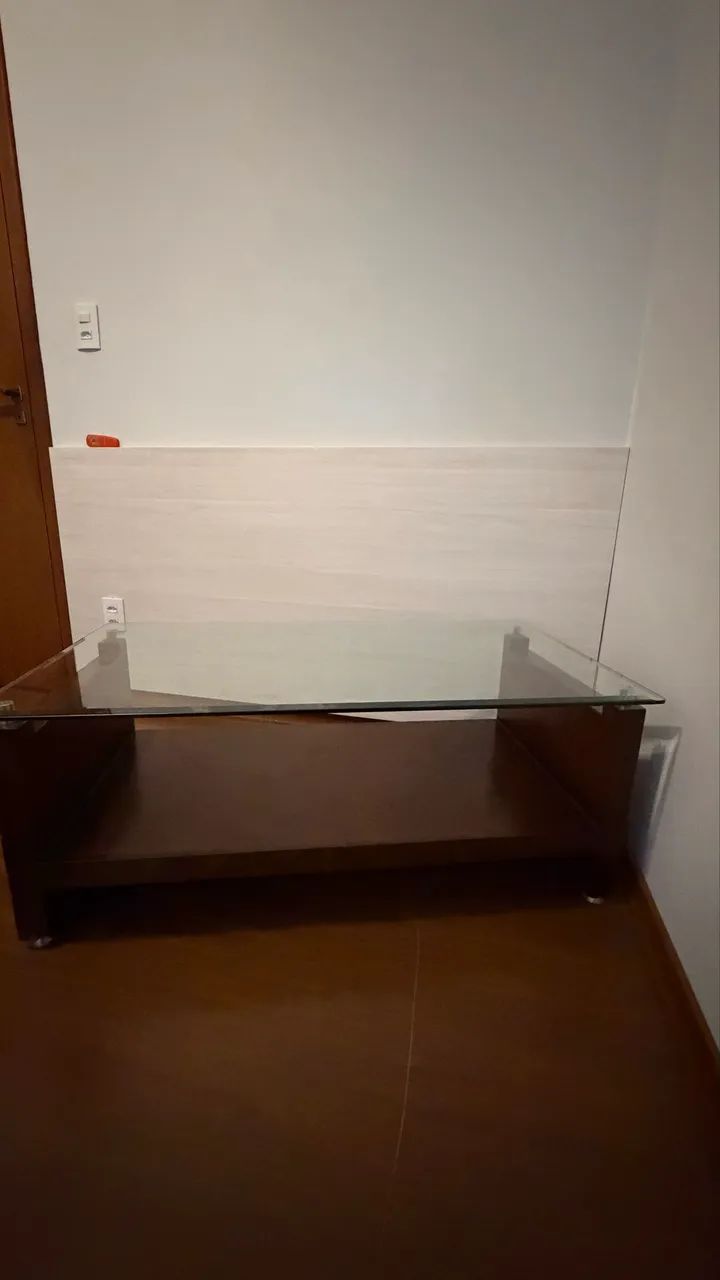 Mesa de Centro Retangular Mogno Maciço e Vidro 1,10m - Foto 2