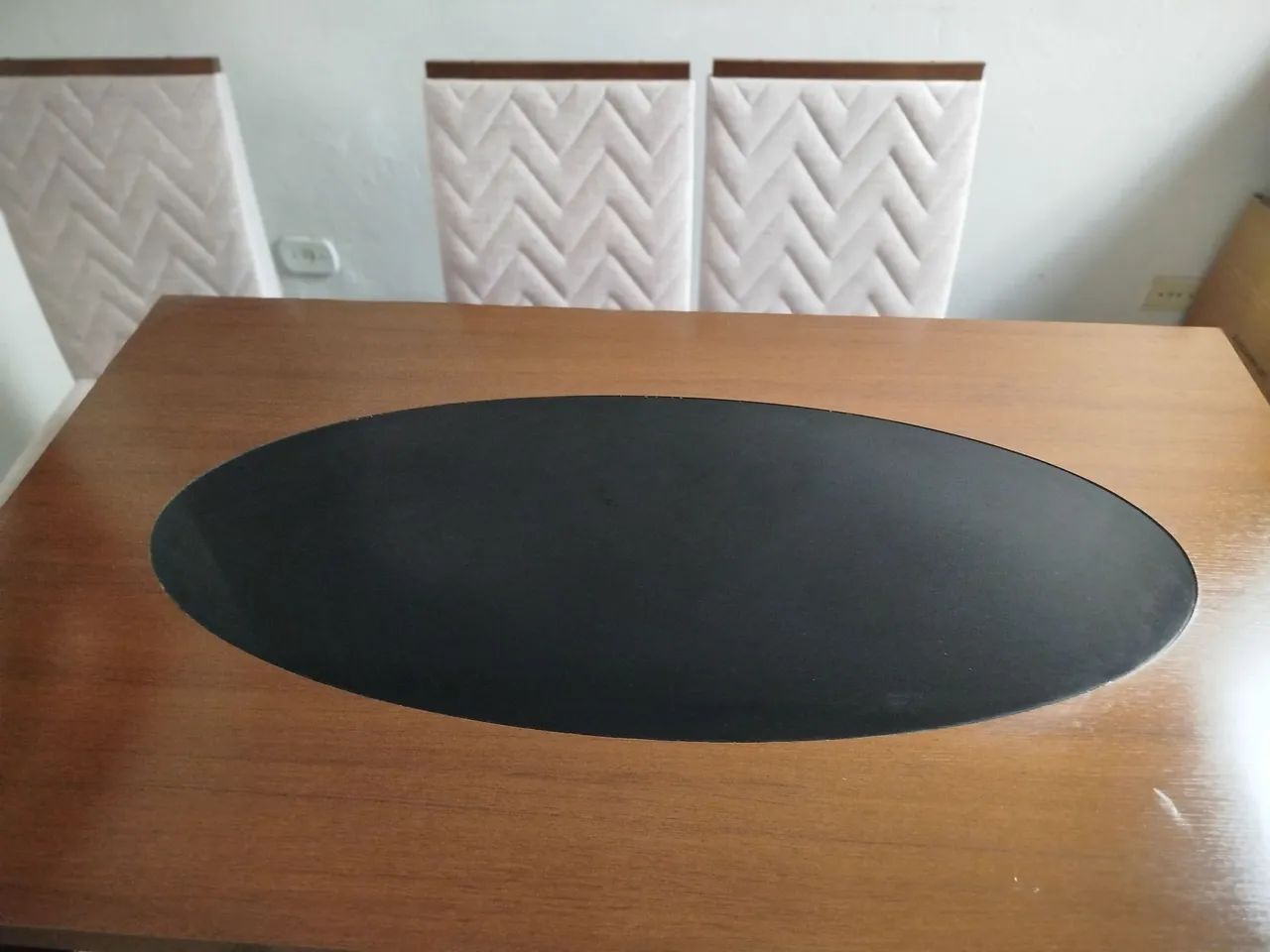 Mesa com 6 cadeiras acolchoadas 