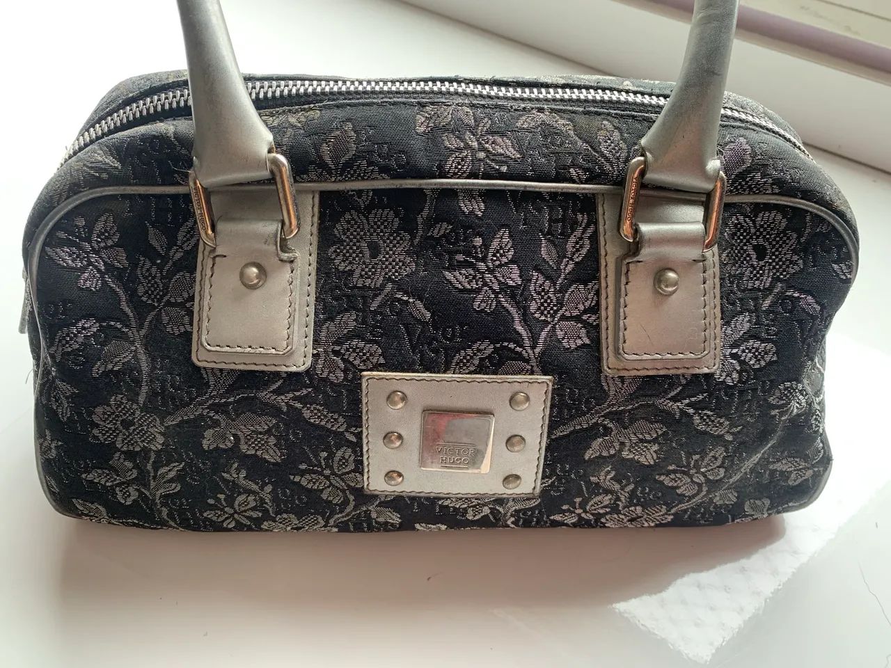 Bolsa Victor Hugo floral preta  - Foto 4